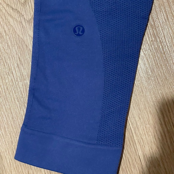 Lululemon Zone In Crop EUC Size 8 - Picture 9 of 10